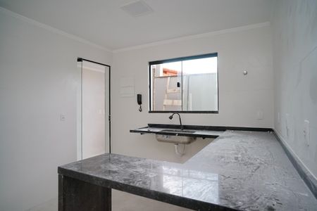 Cozinha de casa de condomínio para alugar com 2 quartos, 95m² em Itaipuaçu, Maricá