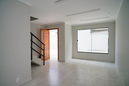 Sala de casa de condomínio para alugar com 2 quartos, 95m² em Itaipuaçu, Maricá