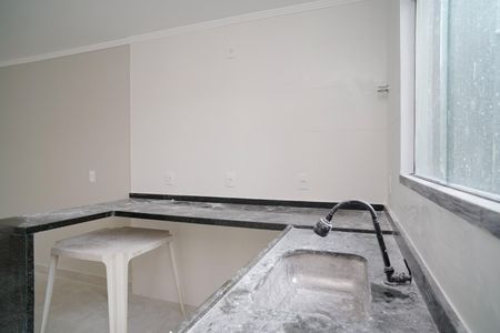 Cozinha de casa de condomínio para alugar com 2 quartos, 95m² em Itaipuaçu, Maricá