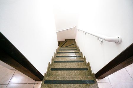 Casa de condomínio para alugar com 67m², 2 quartos e 2 vagasEscada