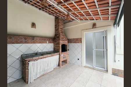 Casa de condomínio à venda com 132m², 3 quartos e 3 vagas Casa de condomínio à venda com 132m², 3 quartos e 3 vagasQuintal e Churrasqueira