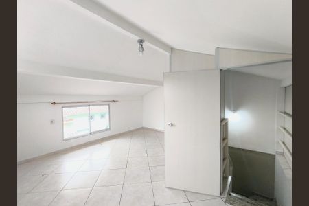 Casa de condomínio à venda com 132m², 3 quartos e 3 vagas Casa de condomínio à venda com 132m², 3 quartos e 3 vagasSótão