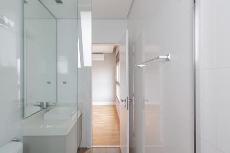 Apartamento à venda com 273m², 3 quartos e 4 vagas Apartamento à venda com 273m², 3 quartos e 4 vagasBanheiro da Suíte 2