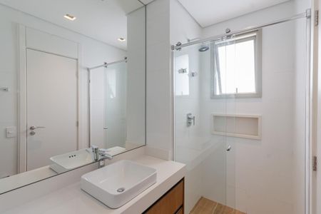 Apartamento à venda com 273m², 3 quartos e 4 vagas Apartamento à venda com 273m², 3 quartos e 4 vagasBanheiro da Suíte 1