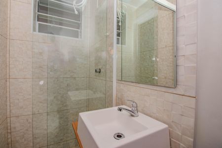 Banheiro de apartamento para alugar com 1 quarto, 40m² em Passo D’areia, Porto Alegre
