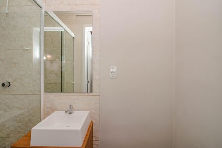 Banheiro de apartamento para alugar com 1 quarto, 40m² em Passo D’areia, Porto Alegre