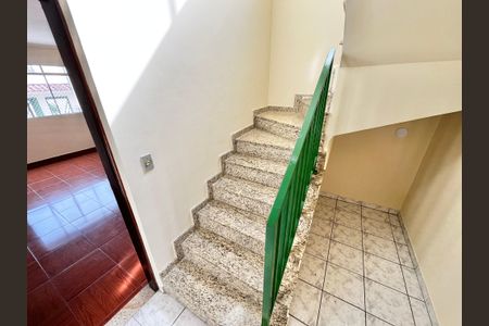 Casa à venda com 214m², 3 quartos e 4 vagasEscada