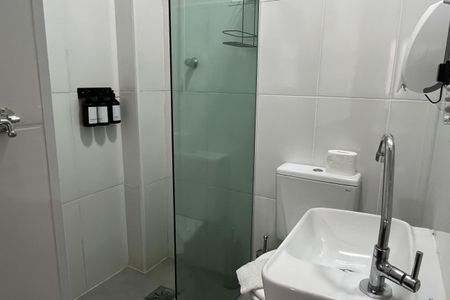 Banheiro de kitnet/studio para alugar com 1 quarto, 27m² em Aparecida, Santos