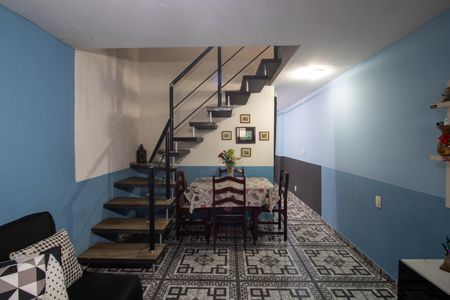 Casa à venda com 100m², 5 quartos e 2 vagas Casa à venda com 100m², 5 quartos e 2 vagasSala