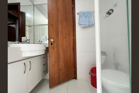 Apartamento à venda com 83m², 3 quartos e 2 vagasBanheiro suíte 