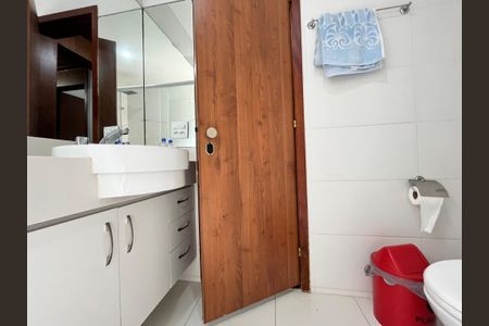 Apartamento à venda com 83m², 3 quartos e 2 vagasBanheiro social 