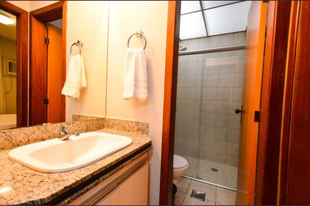 Banheiro de apartamento à venda com 1 quarto, 29m² em Savassi, Belo Horizonte