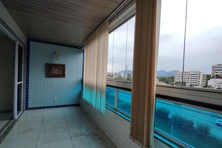 Apartamento à venda com 241m², 4 quartos e 2 vagas Apartamento à venda com 241m², 4 quartos e 2 vagasVaranda