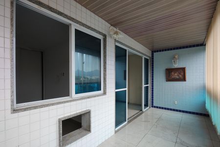 Apartamento à venda com 241m², 4 quartos e 2 vagas Apartamento à venda com 241m², 4 quartos e 2 vagasVaranda