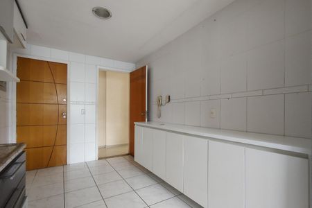 Apartamento à venda com 241m², 4 quartos e 2 vagas Apartamento à venda com 241m², 4 quartos e 2 vagasCozinha - Armários