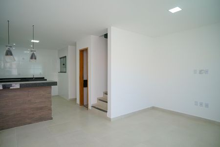 Sala de casa de condomínio para alugar com 2 quartos, 92m² em Itaipuaçu, Maricá