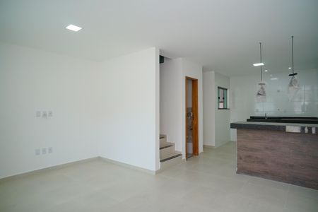 Sala de casa de condomínio para alugar com 2 quartos, 92m² em Itaipuaçu, Maricá