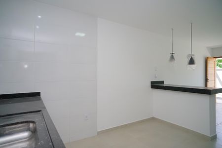 Cozinha de casa de condomínio para alugar com 2 quartos, 92m² em Itaipuaçu, Maricá