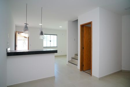 Cozinha de casa de condomínio para alugar com 2 quartos, 92m² em Itaipuaçu, Maricá