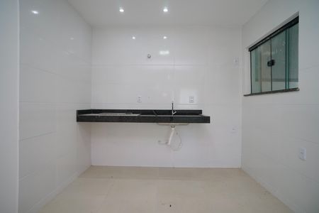 Cozinha de casa de condomínio para alugar com 2 quartos, 92m² em Itaipuaçu, Maricá