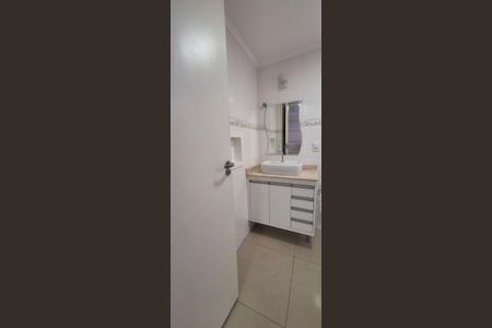 Banheiro de apartamento à venda com 1 quarto, 64m² em Centro, Campinas