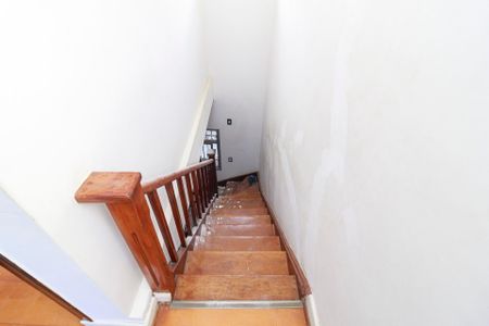 Casa para alugar com 100m², 2 quartos e 1 vagaEscada