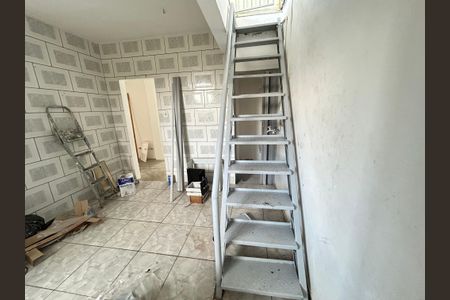 Casa para alugar com 80m², 2 quartos e sem vagaEscada