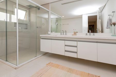 Apartamento à venda com 315m², 4 quartos e 4 vagasBanheiro da Suíte 1