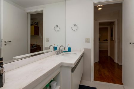 Apartamento à venda com 315m², 4 quartos e 4 vagasBanheiro da Suíte 3