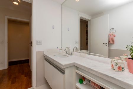 Apartamento à venda com 315m², 4 quartos e 4 vagasBanheiro da Suíte 2
