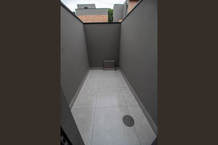 Casa de condomínio à venda com 185m², 3 quartos e 2 vagasÁREA EXTERNA DE SERVIÇO