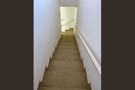 Casa à venda com 328m², 3 quartos e 2 vagas Casa à venda com 328m², 3 quartos e 2 vagasEscada