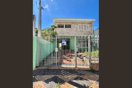 Casa à venda com 328m², 3 quartos e 2 vagas Casa à venda com 328m², 3 quartos e 2 vagasFachada