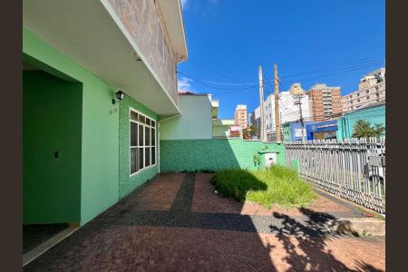 Casa à venda com 328m², 3 quartos e 2 vagas Casa à venda com 328m², 3 quartos e 2 vagasFachada
