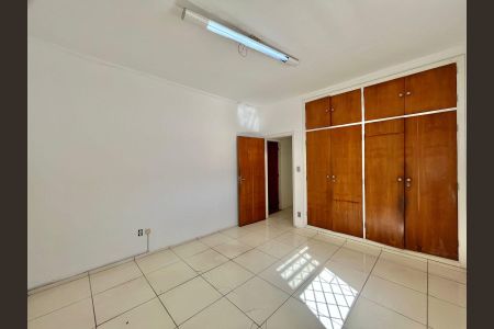 Casa à venda com 328m², 3 quartos e 2 vagas Casa à venda com 328m², 3 quartos e 2 vagasQuarto 2