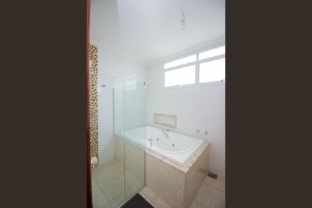 Casa de condomínio à venda com 569m², 5 quartos e 2 vagasBanheiro da Suíte 1