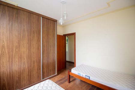 Casa de condomínio à venda com 569m², 5 quartos e 2 vagasQuarto 1