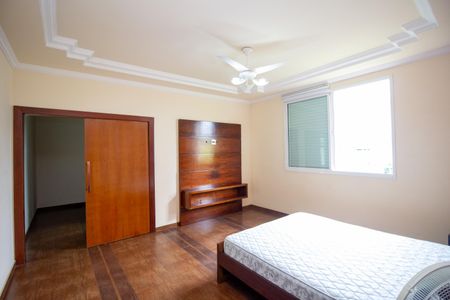 Casa de condomínio à venda com 569m², 5 quartos e 2 vagasQuarto Suíte 1