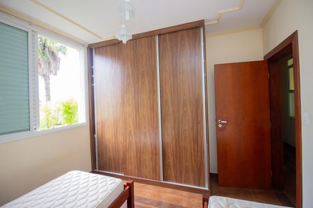 Casa de condomínio à venda com 569m², 5 quartos e 2 vagasQuarto 1