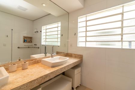 Casa para alugar com 356m², 3 quartos e 4 vagasBanheiro