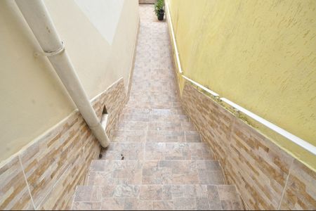 Casa para alugar com 175m², 3 quartos e 2 vagasEscada de acesso à área de serviço