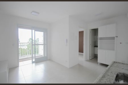 Sala/Cozinha de apartamento para alugar com 1 quarto, 31m² em Portal do Morumbi, São Paulo