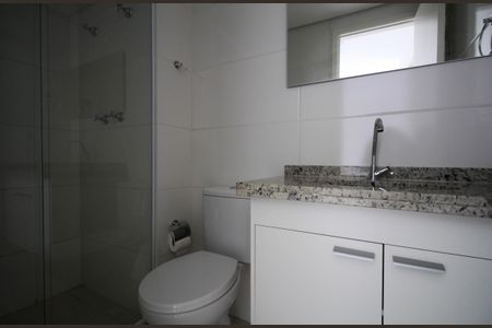 Banheiro de apartamento para alugar com 1 quarto, 33m² em Portal do Morumbi, São Paulo