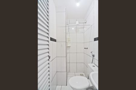 Banheiro de kitnet/studio para alugar com 1 quarto, 35m² em Vila Indiana, São Paulo