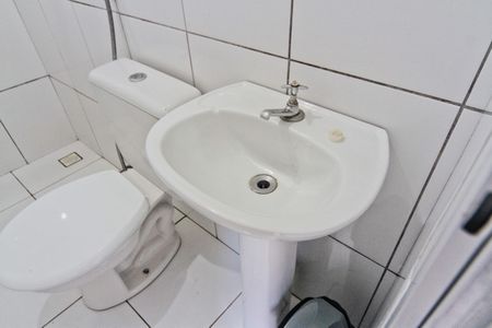 Banheiro de kitnet/studio para alugar com 1 quarto, 35m² em Vila Indiana, São Paulo