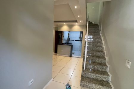 Sala de casa para alugar com 2 quartos, 90m² em Jardim Vinte E Cinco de Agosto, Duque de Caxias