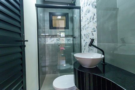 Banheiro Social de kitnet/studio para alugar com 1 quarto, 18m² em Boqueirão, Curitiba