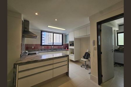 Apartamento para alugar com 207m², 4 quartos e 3 vagas