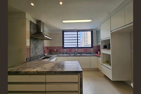 Apartamento para alugar com 207m², 4 quartos e 3 vagas