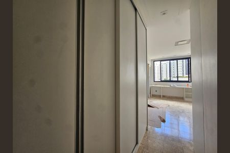 Apartamento para alugar com 207m², 4 quartos e 3 vagas